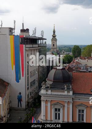 Street Art con la torre di St. La Cattedrale di Michele dietro nel centro della città di Belgrado, Serbia. 7 agosto 2023. Foto Stock