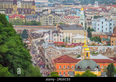 Tetti colorati della città con una ruota. Splendida vista aerea dei colorati edifici antichi su piazza Kotraktova Piazza Cotract. Ruota panoramica ad alta velocità Foto Stock