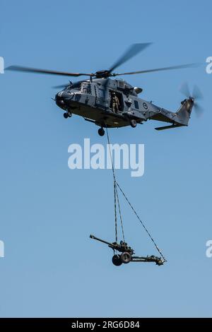 Un'imbracatura NH90-TTH della Royal New Zealand Air Force che carica un obice da 105 mm L119, nuova Zelanda. Foto Stock