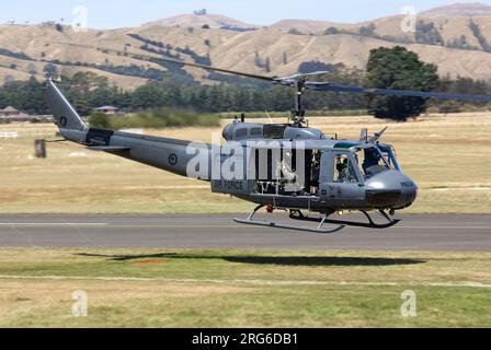 Un elicottero UH-1H della Royal New Zealand Air Force in partenza, nuova Zelanda. Foto Stock