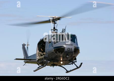 Un elicottero UH-1H della Royal New Zealand Air Force in volo, nuova Zelanda. Foto Stock