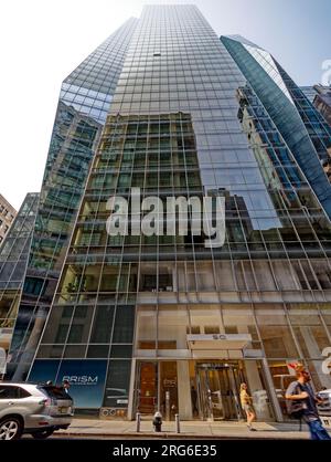 I 22 piani inferiori della Prism Tower sono appartamenti in affitto, entrati attraverso la lobby frontale in vetro al 50 East 28th Street. Foto Stock