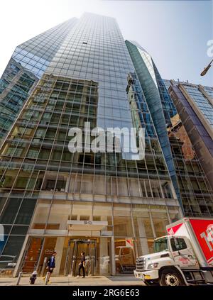 I 22 piani inferiori della Prism Tower sono appartamenti in affitto, entrati attraverso la lobby frontale in vetro al 50 East 28th Street. Foto Stock