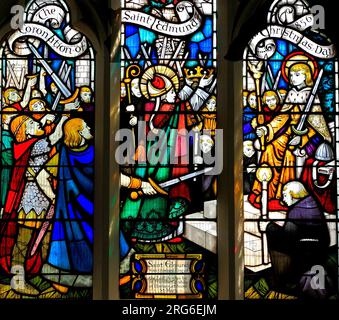 St Edmund, incoronazione il giorno di Natale, 856 d.C., di St. Humbert, Vescovo di Elmham, 20th ° secolo vetrate, St. Edmund's Church, Hunstanton, Foto Stock