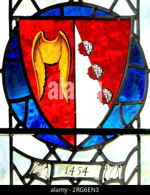 Stanhoe Church, Norfolk, Arms of John Seymour of Wolf Hall, 1454, finestra rotonda in vetro colorato, araldica, dispositivo di scudo araldico Foto Stock