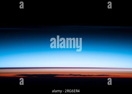 Una vista mozzafiato dei pennacchi aerosol in volo nell'atmosfera terrestre sopra l'Oceano Atlantico meridionale. Foto Stock
