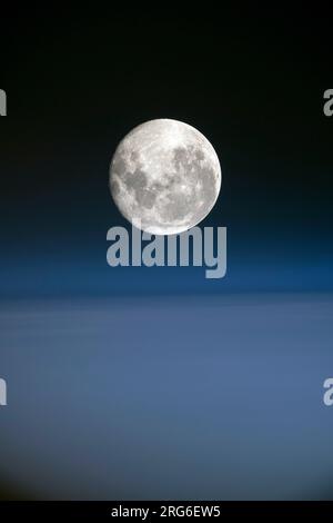 Una luna piena fotografata dalla stazione spaziale Internazionale. Foto Stock