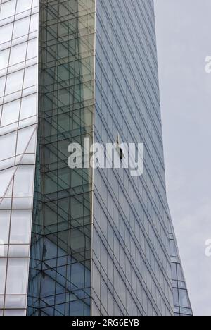 Una sola finestra aperta è un'onda solitaria nel mare di vetro sulla facciata East 28th Street della Prism Tower nel Nomad District di Manhattan. Foto Stock