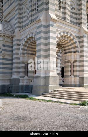 Design in pietra sulla facciata della Cattedrale maggiore di Marsiglia in Francia Foto Stock