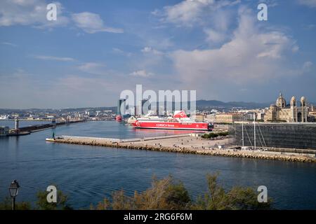 Vista sul porto con il MuCEM e il traghetto passeggeri corsa a Marsiglia in Francia Foto Stock