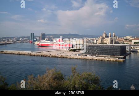Vista sul porto con il MuCEM e il traghetto passeggeri corsa a Marsiglia in Francia Foto Stock