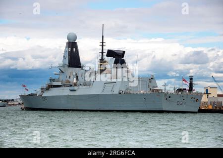 HMS Diamond (D34) attraccata a Portsmouth Harbour, Inghilterra, agosto 2023. Un cacciatorpediniere di difesa aerea Type 45 Daring Class Foto Stock