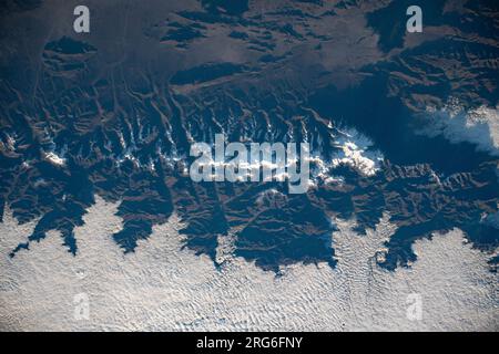 Vista dallo spazio delle cime innevate delle montagne delle Ande. Foto Stock