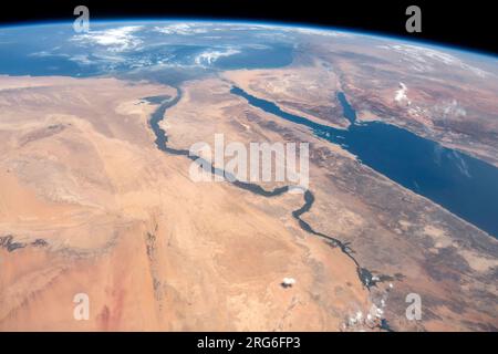 Il Nilo, il Mar Rosso e il Mar Mediterraneo sono in contrasto con i deserti di Egitto, Arabia Saudita, Israele e Giordania. Foto Stock