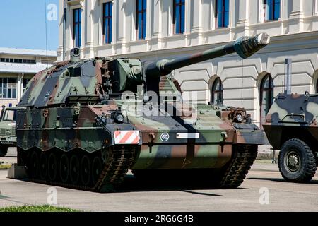 Il carro armato semovente a obice Panzerhaubitze 2000 dell'esercito tedesco, Dresda, Germania. Foto Stock