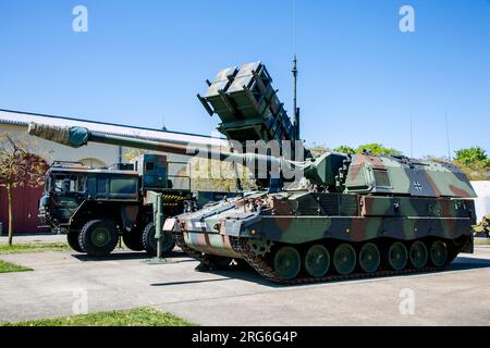 Il carro armato obice Panzerhaubitze 2000 e un sistema missilistico MIM-104 Patriot dell'esercito tedesco. Foto Stock