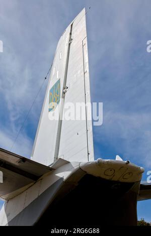 Pinna di coda di un aereo da trasporto ucraino An-26 dell'Aeronautica militare. Foto Stock