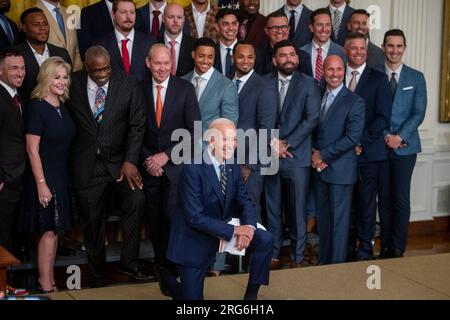 Il presidente degli Stati Uniti Joe Biden dà il benvenuto agli Houston Astros nella sala est della Casa Bianca per onorare la loro vittoria alle World Series 2022, a Washington DC, lunedì 7 agosto, 2023. credito: Rod Lamkey/CNP /MediaPunch Foto Stock