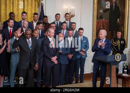 Il presidente degli Stati Uniti Joe Biden dà il benvenuto agli Houston Astros nella sala est della Casa Bianca per onorare la loro vittoria alle World Series 2022, a Washington DC, lunedì 7 agosto, 2023. credito: Rod Lamkey/CNP /MediaPunch Foto Stock