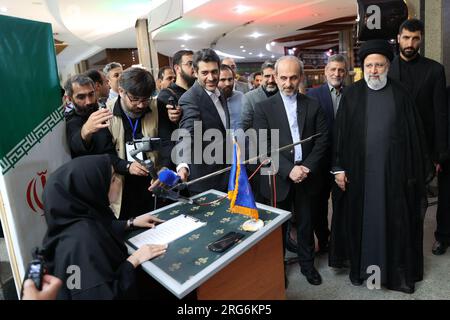 Teheran, Teheran, Iran. 8 agosto 2023. Il presidente iraniano EBRAHIM RAISI (R) visita l'organizzazione statale di radiodiffusione IRIB. L'IRIB è stata inserita nell'elenco delle entità sanzionate dell'Unione europea nel dicembre 2022 a causa del suo ruolo nella repressione delle proteste di Mahsa Amini. In seguito a questo ordine, Eutelsat ha cessato le trasmissioni dei canali internazionali IRIB per la regione europea tramite il satellite Hot Bird il 21 dicembre 2022. In base all'ordine esecutivo presidenziale 13628 degli Stati Uniti, la Repubblica islamica dell'Iran Broadcasting è soggetta alle sanzioni statunitensi ai sensi dell'Iran Threat Reduction e. Foto Stock