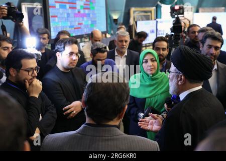 Teheran, Teheran, Iran. 8 agosto 2023. Il presidente iraniano EBRAHIM RAISI visita l'organizzazione statale di radiodiffusione IRIB. L'IRIB è stata inserita nell'elenco delle entità sanzionate dell'Unione europea nel dicembre 2022 a causa del suo ruolo nella repressione delle proteste di Mahsa Amini. In seguito a questo ordine, Eutelsat ha cessato le trasmissioni dei canali internazionali IRIB per la regione europea tramite il satellite Hot Bird il 21 dicembre 2022. In base all'ordine esecutivo presidenziale 13628 degli Stati Uniti, la Repubblica islamica dell'Iran Broadcasting è soggetta alle sanzioni degli Stati Uniti ai sensi dell'Iran Threat Reduction e Syri Foto Stock