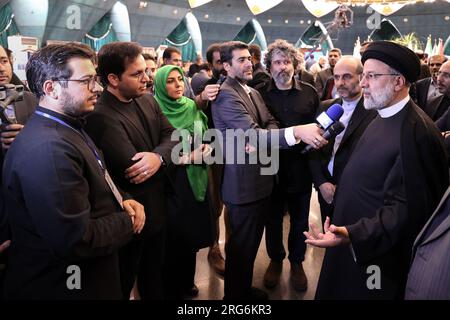 Teheran, Teheran, Iran. 8 agosto 2023. Il presidente iraniano EBRAHIM RAISI (R) visita l'organizzazione statale di radiodiffusione IRIB. L'IRIB è stata inserita nell'elenco delle entità sanzionate dell'Unione europea nel dicembre 2022 a causa del suo ruolo nella repressione delle proteste di Mahsa Amini. In seguito a questo ordine, Eutelsat ha cessato le trasmissioni dei canali internazionali IRIB per la regione europea tramite il satellite Hot Bird il 21 dicembre 2022. In base all'ordine esecutivo presidenziale 13628 degli Stati Uniti, la Repubblica islamica dell'Iran Broadcasting è soggetta alle sanzioni statunitensi ai sensi dell'Iran Threat Reduction e. Foto Stock