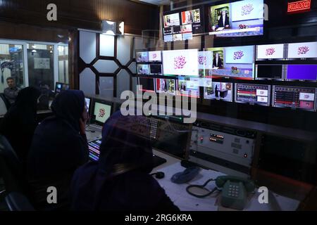 Teheran, Teheran, Iran. 8 agosto 2023. Un'opinione dell'organizzazione statale iraniana di radiodiffusione IRIB durante la visita del presidente iraniano. L'IRIB è stata inserita nell'elenco delle entità sanzionate dell'Unione europea nel dicembre 2022 a causa del suo ruolo nella repressione delle proteste di Mahsa Amini. In seguito a questo ordine, Eutelsat ha cessato le trasmissioni dei canali internazionali IRIB per la regione europea tramite il satellite Hot Bird il 21 dicembre 2022. Sotto l'ordine esecutivo presidenziale 13628 degli Stati Uniti, la Repubblica islamica dell'Iran Broadcasting è soggetta alle sanzioni statunitensi sotto la minaccia iraniana reductio Foto Stock