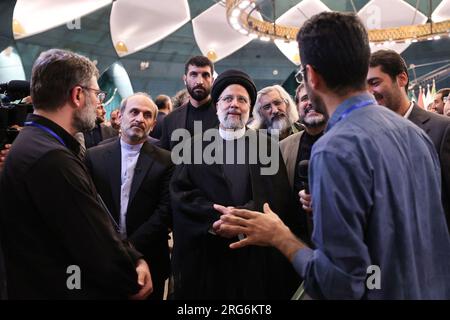 Teheran, Teheran, Iran. 8 agosto 2023. Il presidente iraniano EBRAHIM RAISI (C) visita l'organizzazione statale di radiodiffusione IRIB. L'IRIB è stata inserita nell'elenco delle entità sanzionate dell'Unione europea nel dicembre 2022 a causa del suo ruolo nella repressione delle proteste di Mahsa Amini. In seguito a questo ordine, Eutelsat ha cessato le trasmissioni dei canali internazionali IRIB per la regione europea tramite il satellite Hot Bird il 21 dicembre 2022. In base all'ordine esecutivo presidenziale 13628 degli Stati Uniti, la Repubblica islamica dell'Iran Broadcasting è soggetta alle sanzioni statunitensi ai sensi dell'Iran Threat Reduction e. Foto Stock