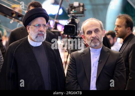 Teheran, Teheran, Iran. 8 agosto 2023. Il presidente iraniano EBRAHIM RAISI (L) e il capo della Repubblica islamica dell'Iran Broadcasting (IRIB) PEYMAN JEBELLI (R) in visita all'organizzazione statale di radiodiffusione IRIB. L'IRIB è stata inserita nell'elenco delle entità sanzionate dell'Unione europea nel dicembre 2022 a causa del suo ruolo nella repressione delle proteste di Mahsa Amini. In seguito a questo ordine, Eutelsat ha cessato le trasmissioni dei canali internazionali IRIB per la regione europea tramite il satellite Hot Bird il 21 dicembre 2022. Ai sensi dell'ordine esecutivo presidenziale 13628 degli Stati Uniti, la Repubblica islamica di Foto Stock