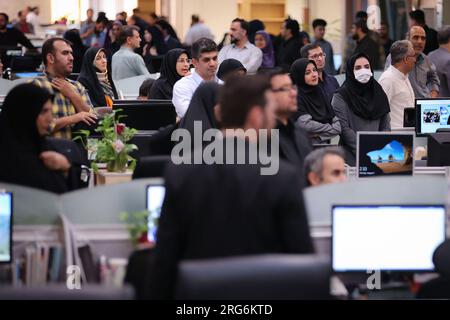 Teheran, Teheran, Iran. 8 agosto 2023. I giornalisti iraniani dell'organizzazione di radiodiffusione dei media dello Stato iraniano IRIB sono visti durante la visita del presidente iraniano all'organizzazione di radiodiffusione dei media dello Stato IRIB. L'IRIB è stata inserita nell'elenco delle entità sanzionate dell'Unione europea nel dicembre 2022 a causa del suo ruolo nella repressione delle proteste di Mahsa Amini. In seguito a questo ordine, Eutelsat ha cessato le trasmissioni dei canali internazionali IRIB per la regione europea tramite il satellite Hot Bird il 21 dicembre 2022. Sotto l'ordine esecutivo presidenziale degli Stati Uniti 13628, la Repubblica islamica dell'Iran BR Foto Stock