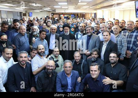 Teheran, Teheran, Iran. 8 agosto 2023. Il presidente iraniano EBRAHIM RAISI (C) posa per una foto con i giornalisti iraniani dell'IRIB dopo una visita all'organizzazione statale di radiodiffusione IRIB. L'IRIB è stata inserita nell'elenco delle entità sanzionate dell'Unione europea nel dicembre 2022 a causa del suo ruolo nella repressione delle proteste di Mahsa Amini. In seguito a questo ordine, Eutelsat ha cessato le trasmissioni dei canali internazionali IRIB per la regione europea tramite il satellite Hot Bird il 21 dicembre 2022. In base all'ordine esecutivo presidenziale degli Stati Uniti del 13628, la Repubblica islamica dell'Iran Broadcasting è subjec Foto Stock