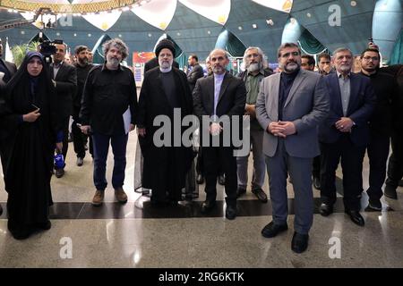 Teheran, Teheran, Iran. 8 agosto 2023. Il presidente iraniano EBRAHIM RAISI visita l'organizzazione statale di radiodiffusione IRIB. L'IRIB è stata inserita nell'elenco delle entità sanzionate dell'Unione europea nel dicembre 2022 a causa del suo ruolo nella repressione delle proteste di Mahsa Amini. In seguito a questo ordine, Eutelsat ha cessato le trasmissioni dei canali internazionali IRIB per la regione europea tramite il satellite Hot Bird il 21 dicembre 2022. In base all'ordine esecutivo presidenziale 13628 degli Stati Uniti, la Repubblica islamica dell'Iran Broadcasting è soggetta alle sanzioni degli Stati Uniti ai sensi dell'Iran Threat Reduction e Syri Foto Stock