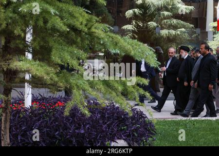 Teheran, Teheran, Iran. 8 agosto 2023. Il presidente iraniano EBRAHIM RAISI visita l'organizzazione statale di radiodiffusione IRIB. L'IRIB è stata inserita nell'elenco delle entità sanzionate dell'Unione europea nel dicembre 2022 a causa del suo ruolo nella repressione delle proteste di Mahsa Amini. In seguito a questo ordine, Eutelsat ha cessato le trasmissioni dei canali internazionali IRIB per la regione europea tramite il satellite Hot Bird il 21 dicembre 2022. In base all'ordine esecutivo presidenziale 13628 degli Stati Uniti, la Repubblica islamica dell'Iran Broadcasting è soggetta alle sanzioni degli Stati Uniti ai sensi dell'Iran Threat Reduction e Syri Foto Stock