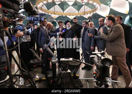 Teheran, Teheran, Iran. 8 agosto 2023. Il presidente iraniano EBRAHIM RAISI visita l'organizzazione statale di radiodiffusione IRIB. L'IRIB è stata inserita nell'elenco delle entità sanzionate dell'Unione europea nel dicembre 2022 a causa del suo ruolo nella repressione delle proteste di Mahsa Amini. In seguito a questo ordine, Eutelsat ha cessato le trasmissioni dei canali internazionali IRIB per la regione europea tramite il satellite Hot Bird il 21 dicembre 2022. In base all'ordine esecutivo presidenziale 13628 degli Stati Uniti, la Repubblica islamica dell'Iran Broadcasting è soggetta alle sanzioni degli Stati Uniti ai sensi dell'Iran Threat Reduction e Syri Foto Stock