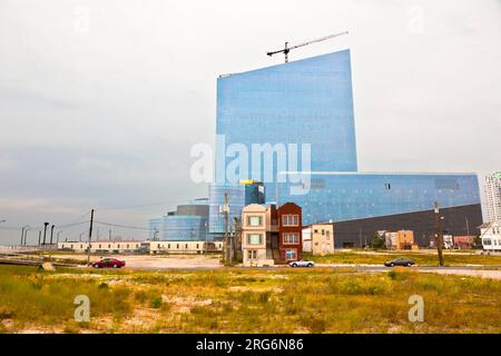 ATLANTIC CITY, USA - LUG 12: Vecchie case abbandonate di fronte ai casinò moderni il 13,2010 luglio a Atlantic City, USA. Atlantic City è considerata la Foto Stock