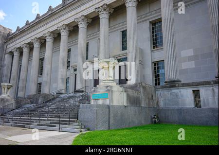 NEW ORLEANS, LOUISIANA, USA - 25 LUGLIO 2023: Vista frontale angolata di Israel M. Augustine Jr. Criminal Justice Center a Tulane e Broad Streets a Mid City Foto Stock