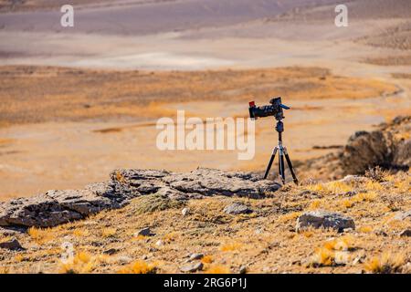 Una fotocamera professionale su un treppiede esposta davanti alla vastità delle pampas dell'Argentina, Patagonia Foto Stock