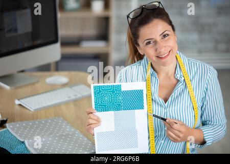 moda donna stilista che tiene campioni di colore scegliendo tessuto tessile Foto Stock