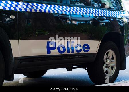 Parte del veicolo della polizia con torce elettriche Foto Stock