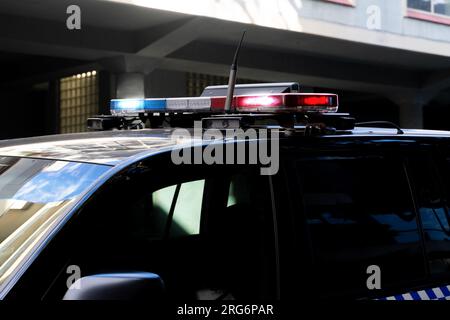 Parte del veicolo della polizia con torce elettriche Foto Stock