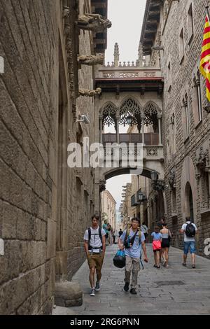 04.08.2023. Barcellona, ​​Spain, Pont del Bisbe con i turisti che camminano Foto Stock