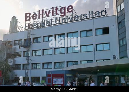 04.08.2023. L'Hospitalet de Llobregat, ​​Spain, ​​sign con il nome dell'ospedale sulla facciata con le persone all'ingresso Foto Stock