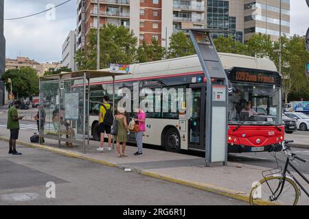 04.08.2023. Barcellona, ​​Spain, l'autobus si ferma alla fermata dell'autobus con persone in attesa di altri autobus Foto Stock