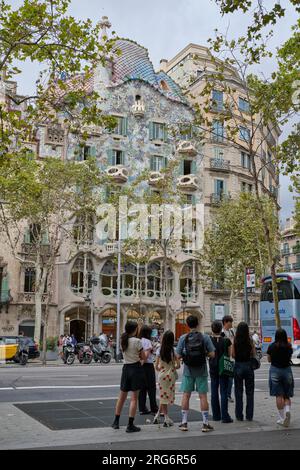 04.08.2023. Barcellona, ​​Spain, turisti orientali con una guida turistica di fronte a Casa Batlló, ritratti Foto Stock