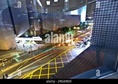 KOWLOON, HONKGONG - 9 GENNAIO: Le auto passano la Salisbury Road di notte il 09,2010 gennaio a Kowloon, Hong Kong. Vista sull'ingresso del museo dello spazio Foto Stock