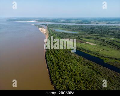 Veduta aerea dell'enorme fiume e della linea vitale del Rio Paraná nella provincia di Entre Rios, nella Mesopotamia argentina, in viaggio in Sud America Foto Stock