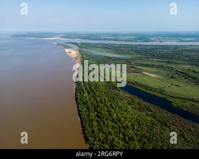 Veduta aerea dell'enorme fiume e della linea vitale del Rio Paraná nella provincia di Entre Rios, nella Mesopotamia argentina, in viaggio in Sud America Foto Stock