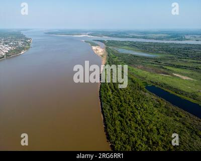 Veduta aerea dell'enorme fiume e della linea vitale del Rio Paraná nella provincia di Entre Rios, nella Mesopotamia argentina, in viaggio in Sud America Foto Stock