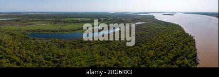 Veduta aerea dell'enorme fiume e della linea vitale del Rio Paraná nella provincia di Entre Rios nella Mesopotamia argentina - viaggio in Sud America - Panorama Foto Stock