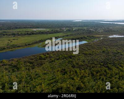 Veduta aerea di una laguna sull'enorme fiume e sulla linea vitale del Rio Paraná nella provincia di Entre Rios, nella Mesopotamia argentina, in viaggio in Sud America Foto Stock